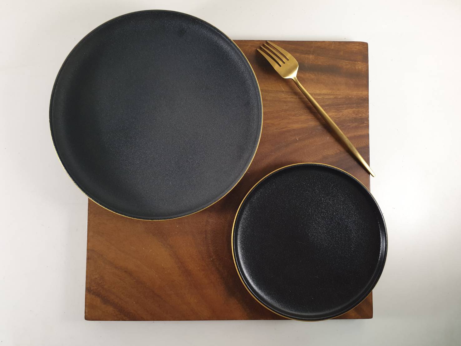 北歐風 黑色磨砂餐盤 居家餐廚擺設 質感裝飾 餐盤 盤子  10、7.5吋弧邊盤(金邊) | 第二張展示圖