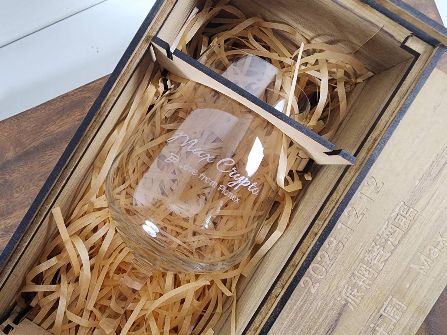 玻璃杯雕刻 |  標準紅酒杯系列 |  專屬木盒包裝單入 | 第二張展示圖