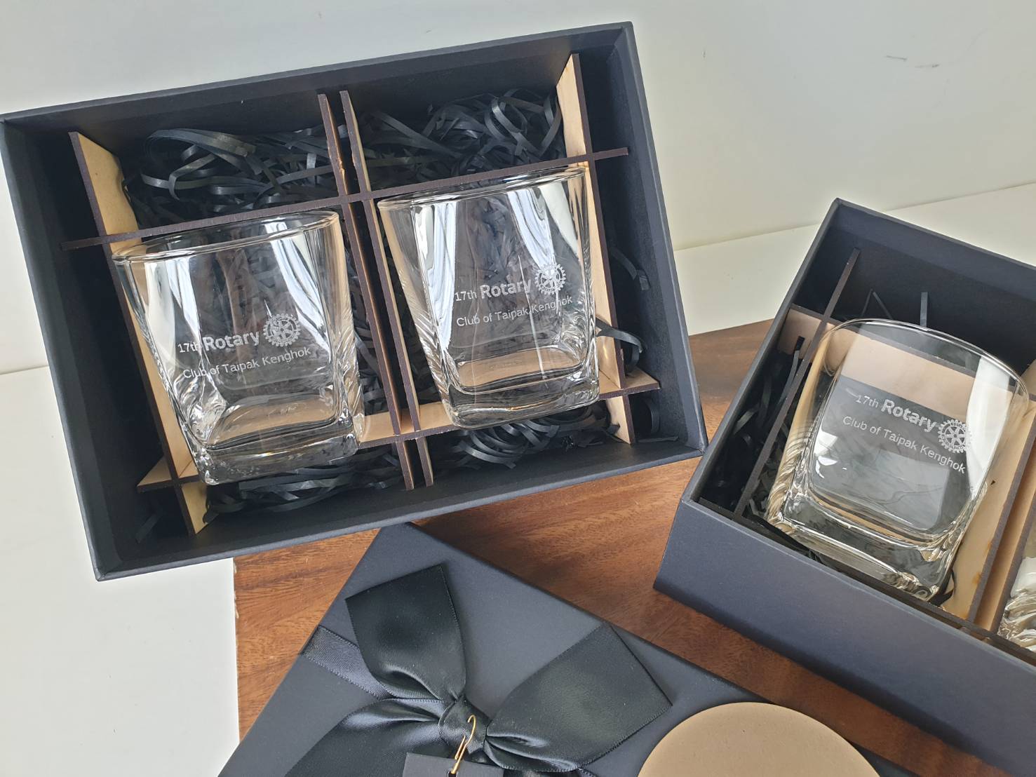 玻璃杯雕刻 四方威士忌酒杯 雙入禮盒 可刻名字 LOGO 附禮盒紙袋 木質賀卡 | 第二張展示圖