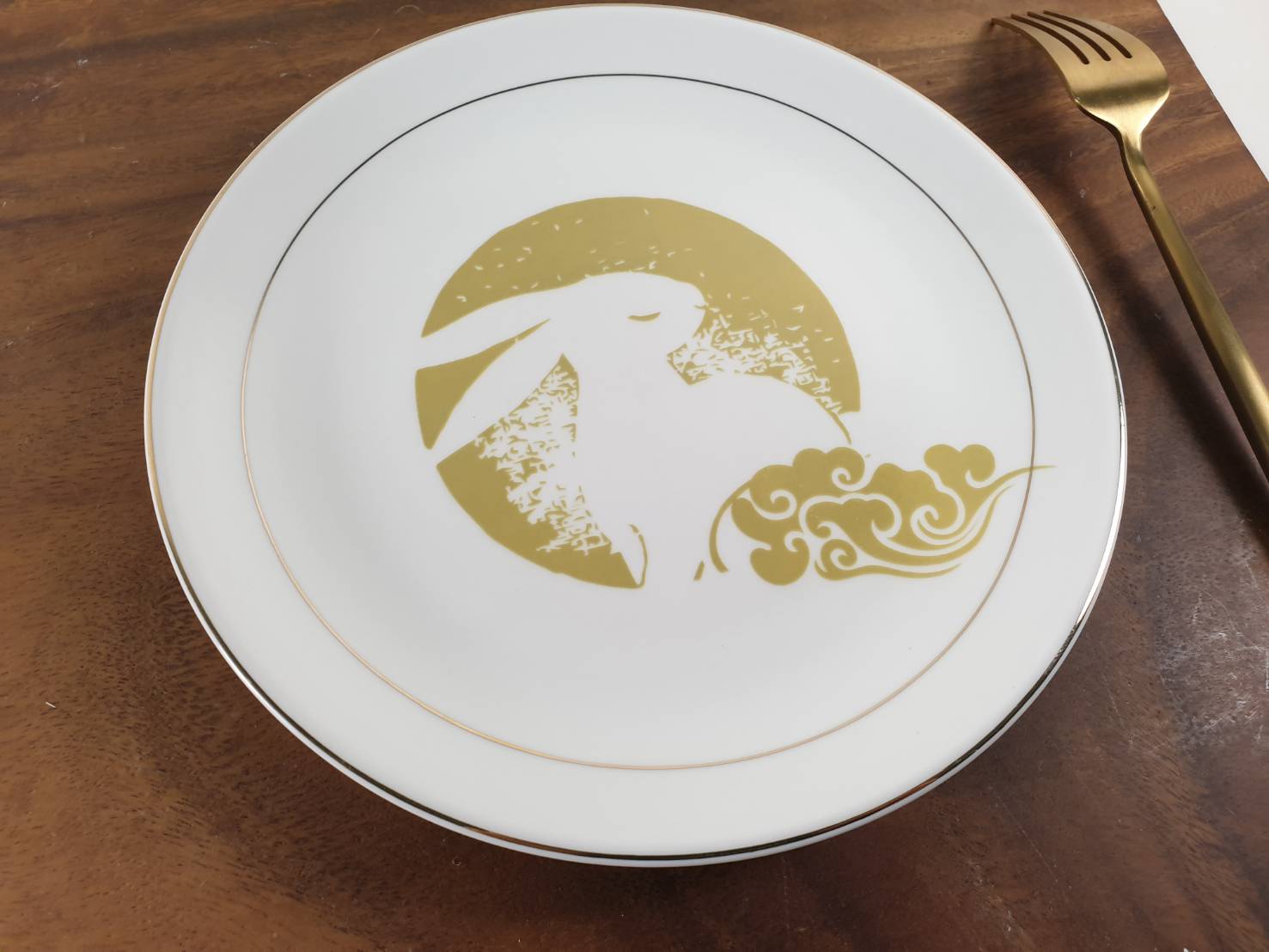 [出清品] 8吋 簡約金邊陶瓷圓盤 金兔風格圖形 | 第二張展示圖