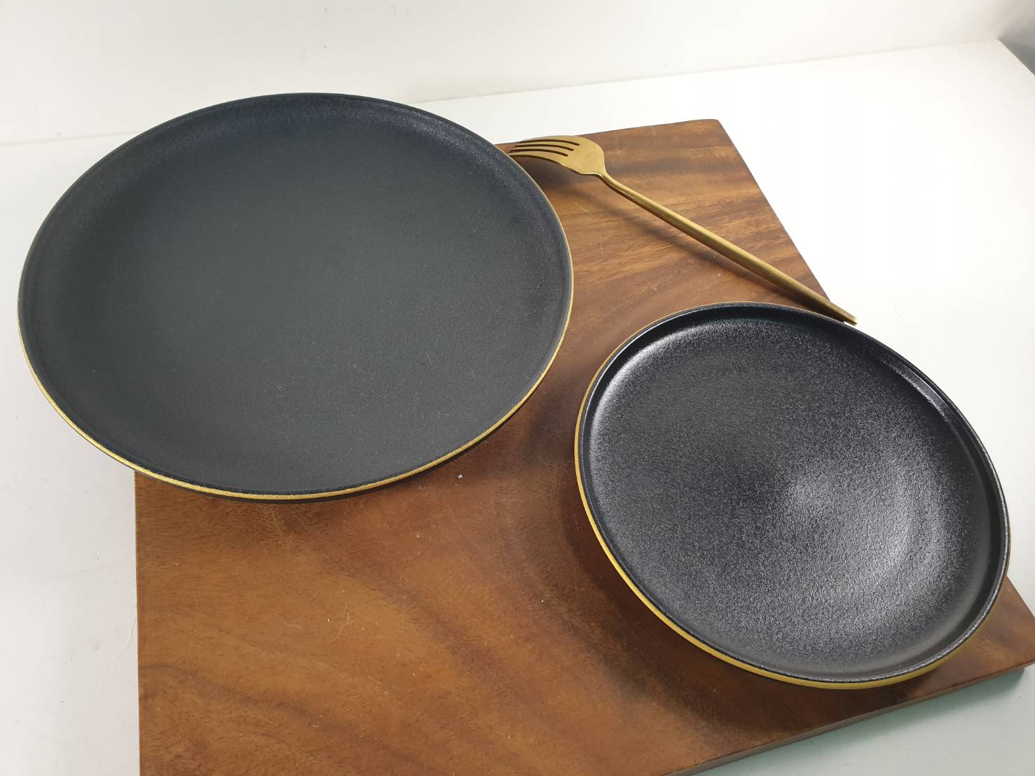 北歐風 黑色磨砂餐盤 居家餐廚擺設 質感裝飾 餐盤 盤子  10、7.5吋弧邊盤(金邊) | 第三張展示圖
