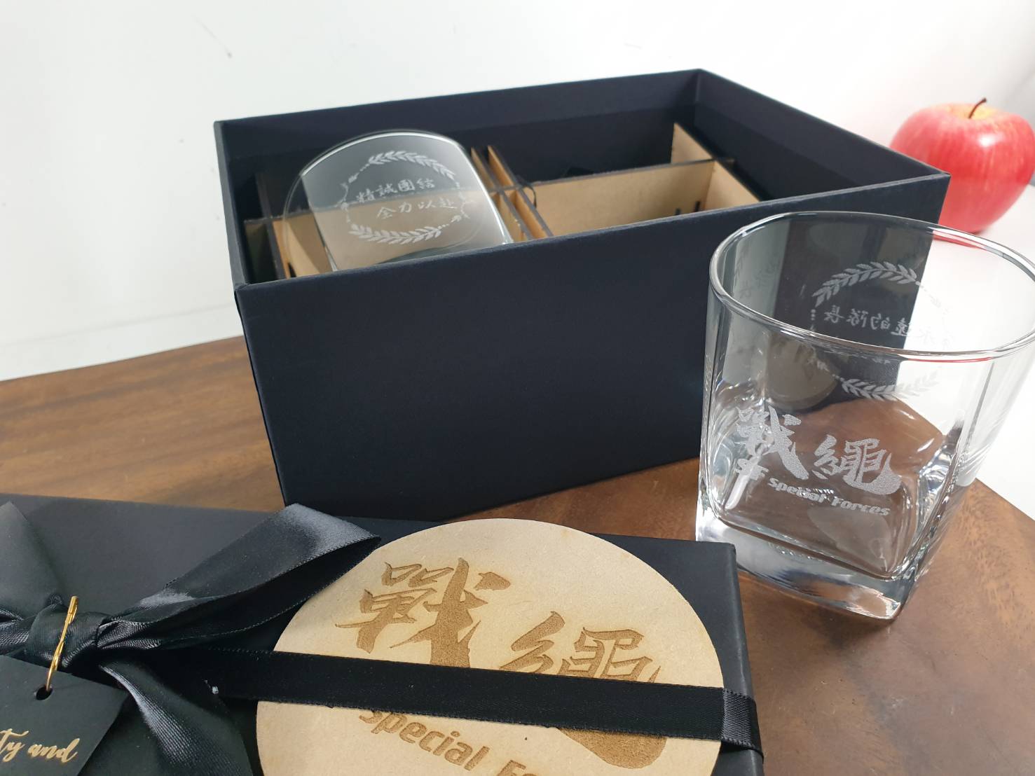 玻璃杯雕刻 四方威士忌酒杯 雙入禮盒 可刻名字 LOGO 附禮盒紙袋 木質賀卡 | 第三張展示圖