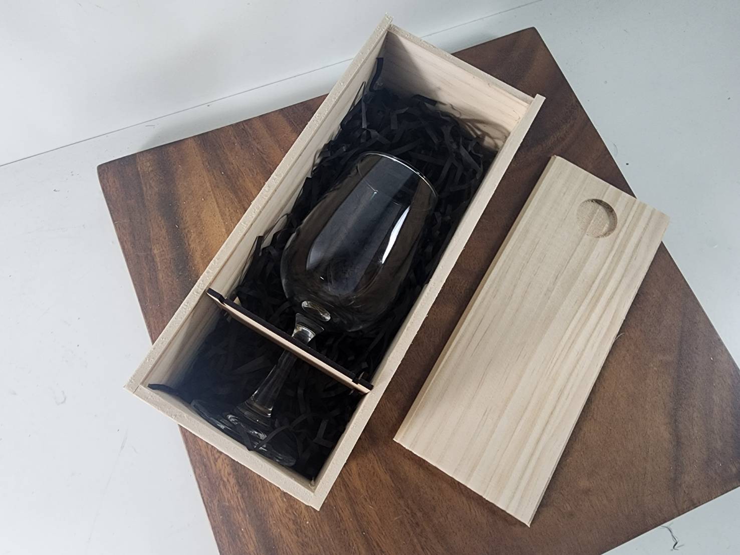 玻璃杯雕刻  標準紅酒杯 葡萄酒杯 16.9cm高 可刻名字 LOGO 附禮盒紙袋 木質賀卡 | 第三張展示圖