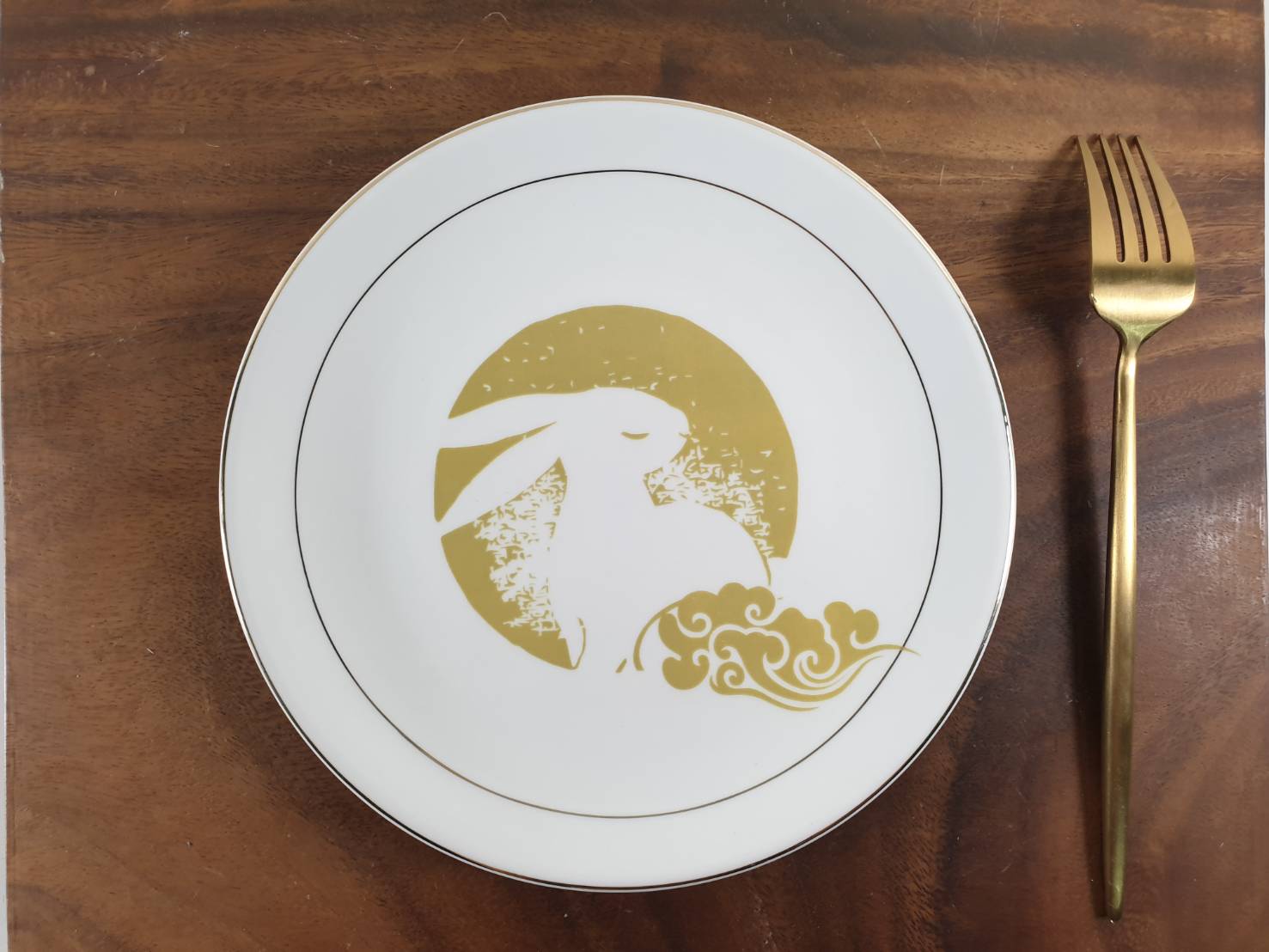 [出清品] 8吋 簡約金邊陶瓷圓盤 金兔風格圖形 | 第三張展示圖