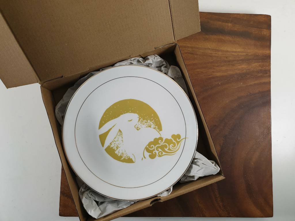 [出清品] 8吋 簡約金邊陶瓷圓盤 金兔風格圖形 | 第四張展示圖