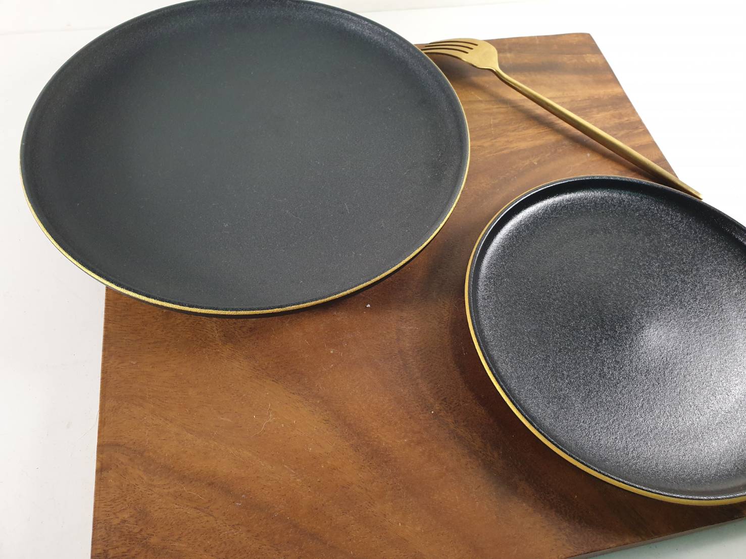 北歐風 黑色磨砂餐盤 居家餐廚擺設 質感裝飾 餐盤 盤子  10、7.5吋弧邊盤(金邊) | 第一張展示圖