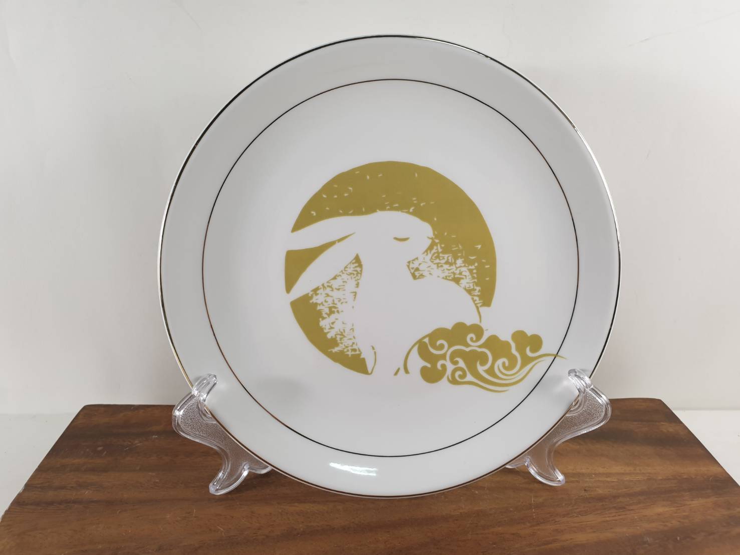 [出清品] 8吋 簡約金邊陶瓷圓盤 金兔風格圖形 | 第一張展示圖