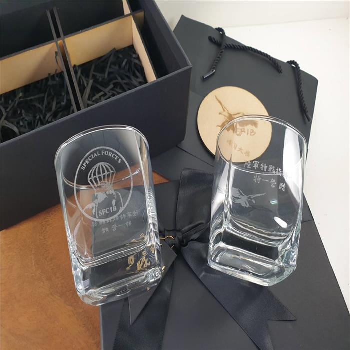 玻璃杯雕刻 四方威士忌酒杯 雙入禮盒 可刻名字 LOGO 附禮盒紙袋 木質賀卡