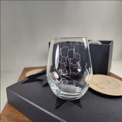 玻璃杯雕刻  | 光雕玻璃器皿 | 威士忌酒杯雕刻Logo 字圖 | 可代客光雕 專屬木盒 | 展示圖