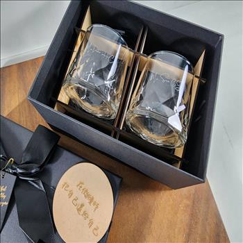 玻璃杯雕刻  威士忌酒杯 洛克杯 可刻名字 LOGO 附禮盒紙袋 木質賀卡 | 展示圖