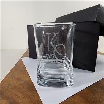玻璃杯雕刻 細緻賽維亞方杯 雙入禮盒 可刻名字 LOGO 附禮盒紙袋 木質賀卡 | 展示圖
