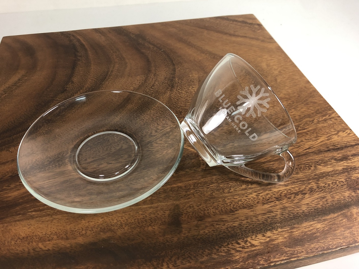 玻璃杯雕刻 | 咖啡杯盤組 花茶杯盤 | 雕刻Logo 文字 | | 第五張展示圖