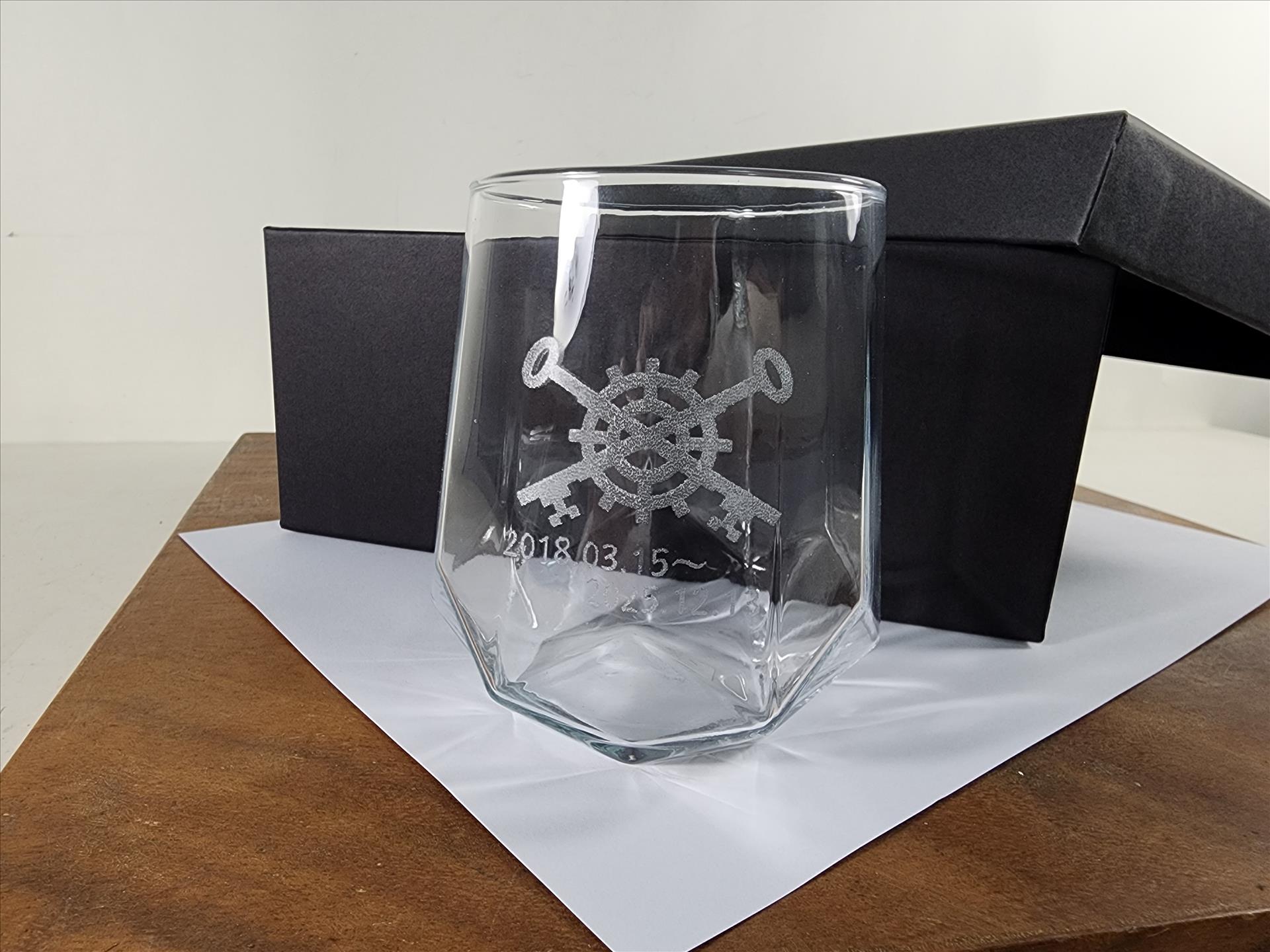 玻璃杯雕刻 細緻鑽形威杯 雙入禮盒 可刻名字 LOGO 附禮盒紙袋 木質賀卡 | 第一張展示圖