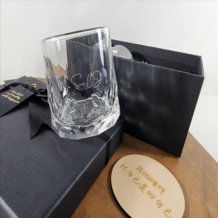 玻璃杯雕刻  威士忌酒杯 雙入禮盒 洛克杯 可刻名字 LOGO 附禮盒紙袋 木質賀卡 | 展示圖